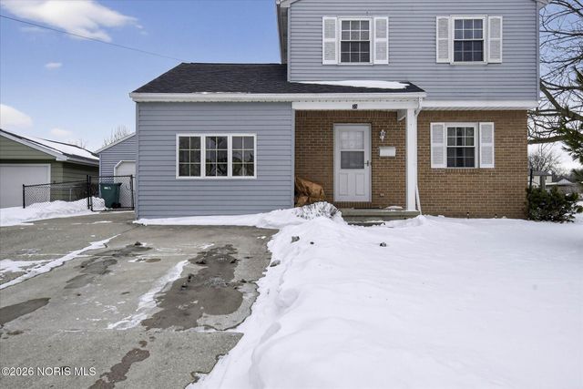 35 Santus Drive, Rossford, OH 43460