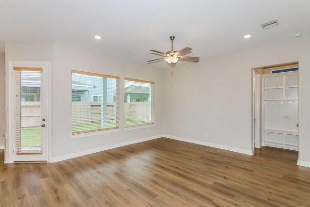 2410 Yacht Harbor Drive, Kemah, TX 77565