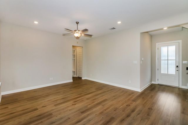 2410 Yacht Harbor Drive, Kemah, TX 77565