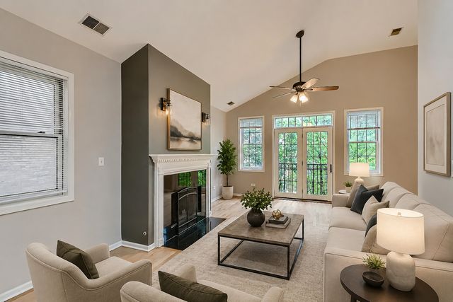 905 W Lawrence Avenue 3W, Chicago, IL 60640