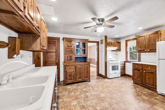 1168 River Rd, Agawam, MA 01001