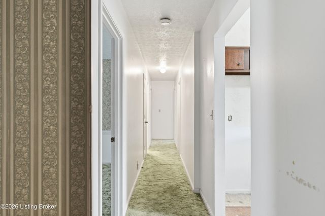 9001 Lakeridge Dr, Louisville, KY 40272