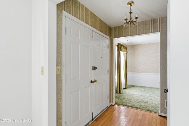 9001 Lakeridge Dr, Louisville, KY 40272