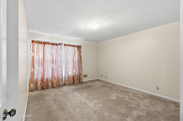 9001 Lakeridge Dr, Louisville, KY 40272