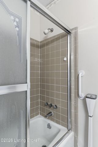 9001 Lakeridge Dr, Louisville, KY 40272