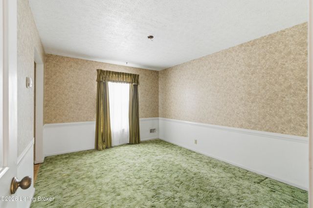 9001 Lakeridge Dr, Louisville, KY 40272