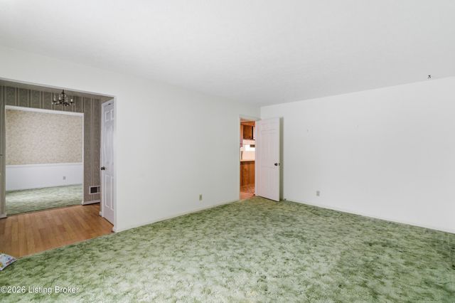 9001 Lakeridge Dr, Louisville, KY 40272