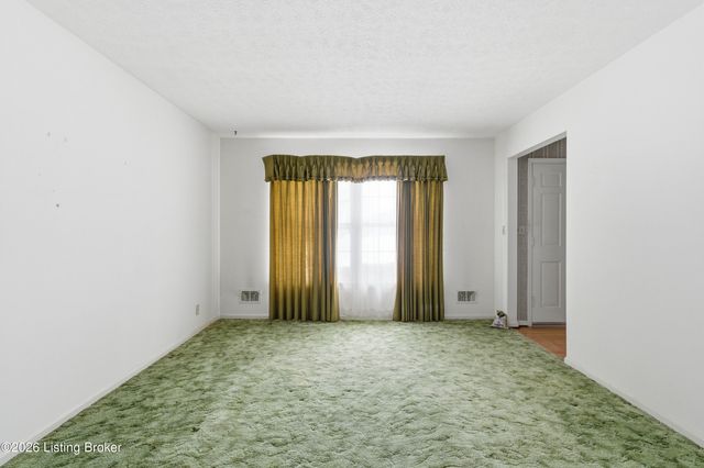 9001 Lakeridge Dr, Louisville, KY 40272