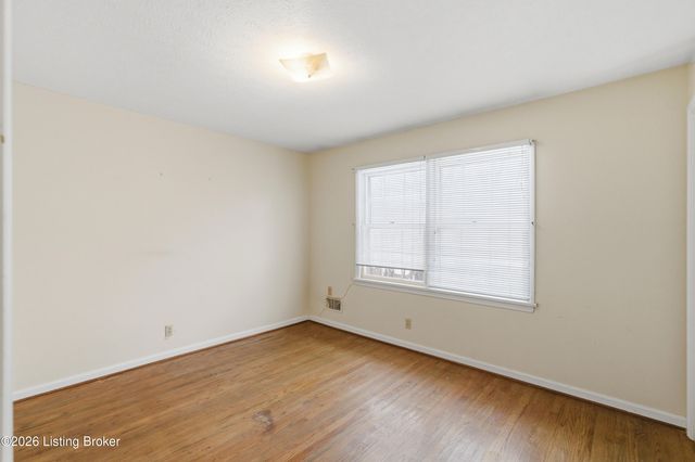 9001 Lakeridge Dr, Louisville, KY 40272