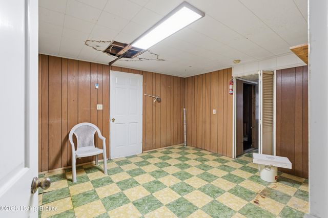 9001 Lakeridge Dr, Louisville, KY 40272