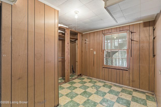 9001 Lakeridge Dr, Louisville, KY 40272