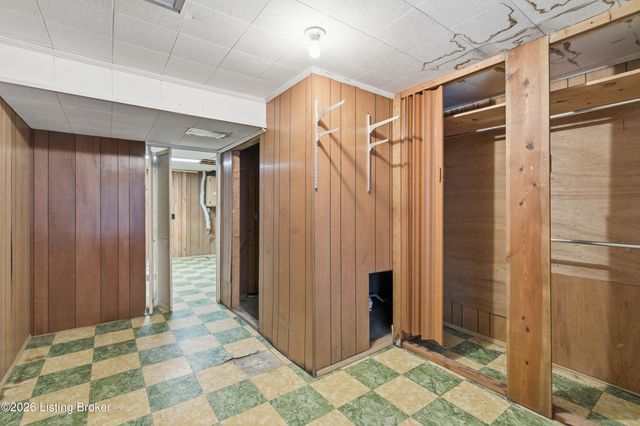 9001 Lakeridge Dr, Louisville, KY 40272