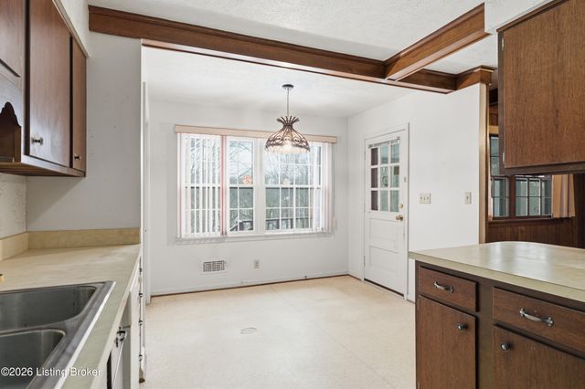 9001 Lakeridge Dr, Louisville, KY 40272