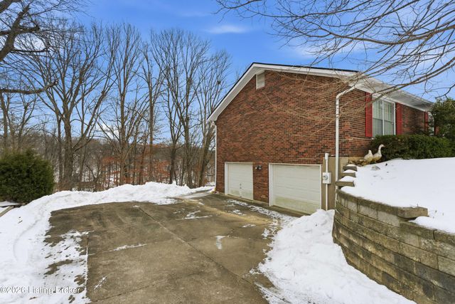 9001 Lakeridge Dr, Louisville, KY 40272