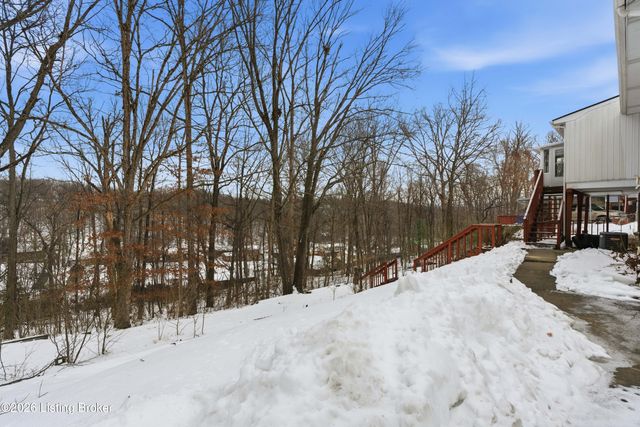 9001 Lakeridge Dr, Louisville, KY 40272