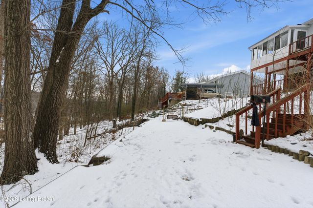 9001 Lakeridge Dr, Louisville, KY 40272