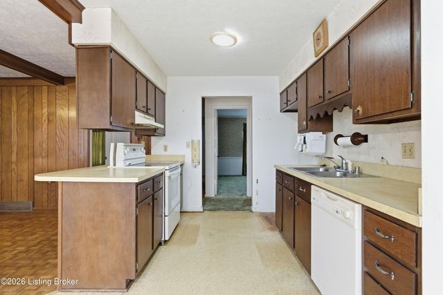 9001 Lakeridge Dr, Louisville, KY 40272