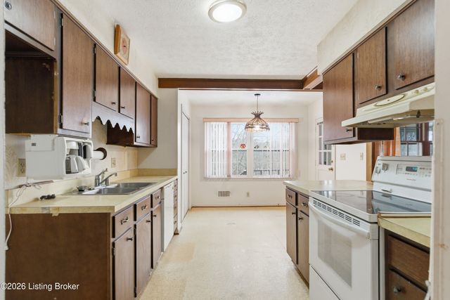 9001 Lakeridge Dr, Louisville, KY 40272