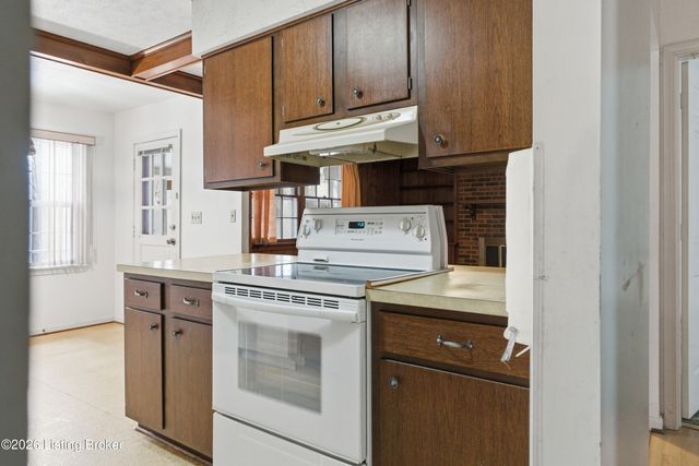 9001 Lakeridge Dr, Louisville, KY 40272