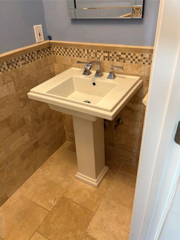 18 Lakeside Drive, Valhalla, NY 10595