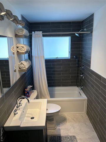 18 Lakeside Drive, Valhalla, NY 10595