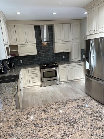 18 Lakeside Drive, Valhalla, NY 10595