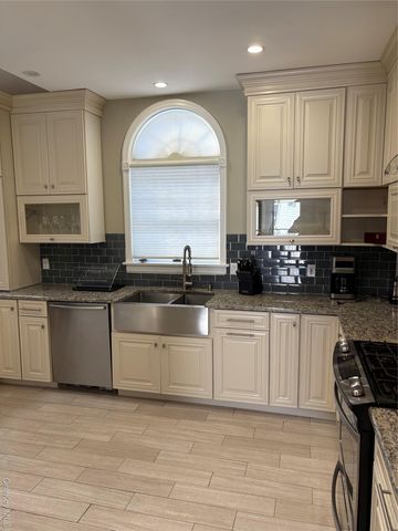 18 Lakeside Drive, Valhalla, NY 10595