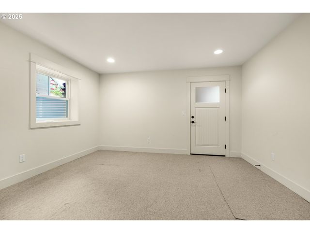 126 Sw GROVER St, Portland, OR 97239