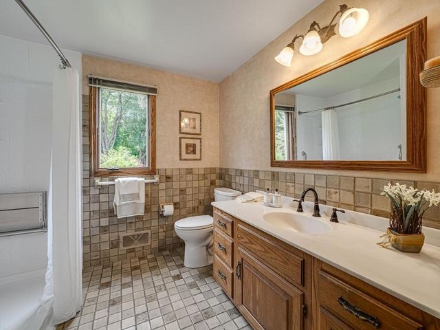 2500 Fernwood Street, Roseville, MN 55113