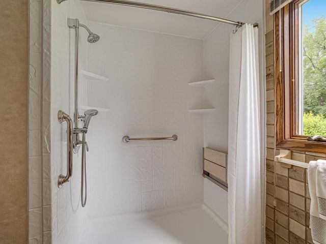 2500 Fernwood Street, Roseville, MN 55113