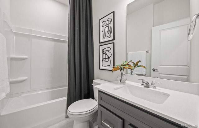 55789 Oak Pointe Drive, Shelby Charter Township, MI 48315