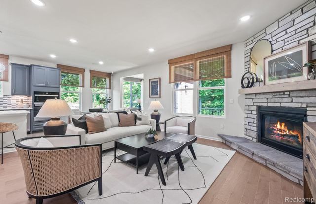 55789 Oak Pointe Drive, Shelby Charter Township, MI 48315