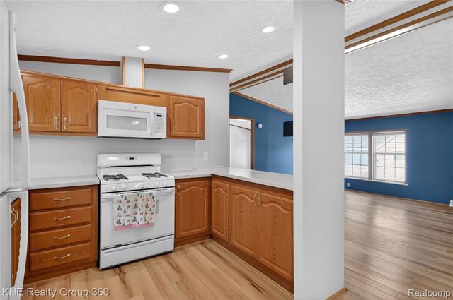 672 Red Oaks Drive, Howell, MI 48843