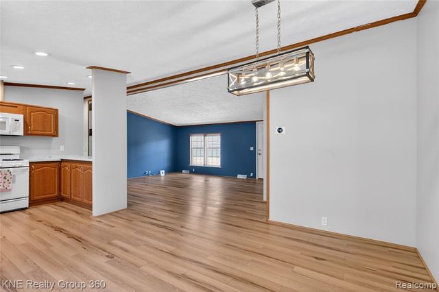 672 Red Oaks Drive, Howell, MI 48843