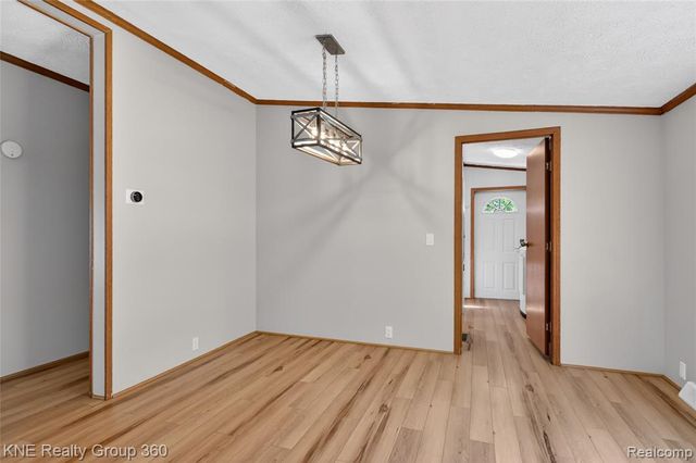 672 Red Oaks Drive, Howell, MI 48843