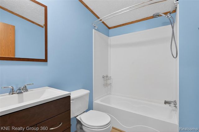 672 Red Oaks Drive, Howell, MI 48843