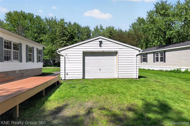 672 Red Oaks Drive, Howell, MI 48843