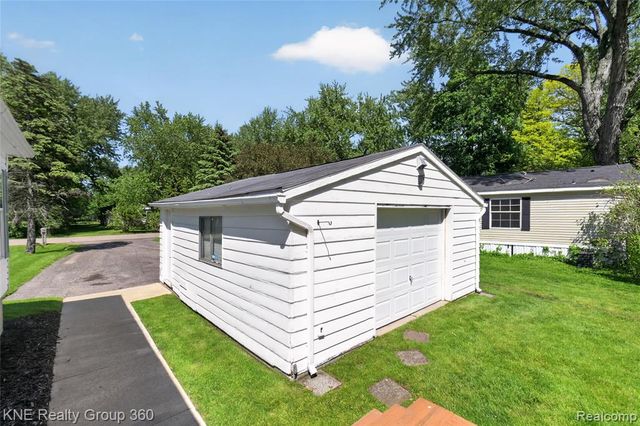 672 Red Oaks Drive, Howell, MI 48843