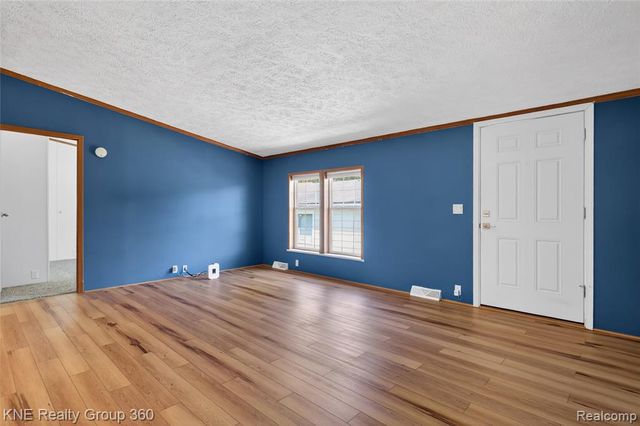672 Red Oaks Drive, Howell, MI 48843