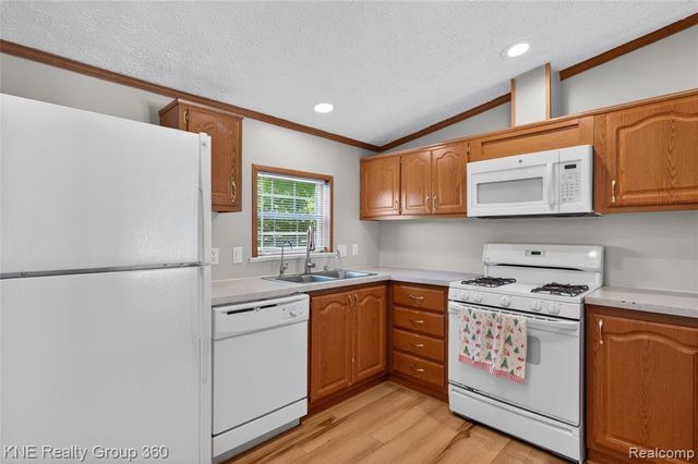 672 Red Oaks Drive, Howell, MI 48843