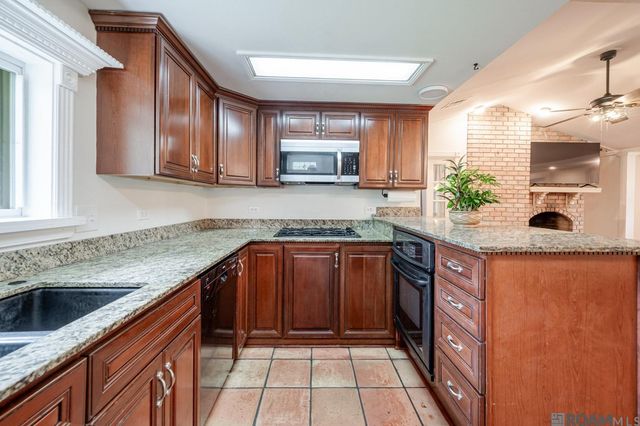 26237 Crown Dr, Ponchatoula, LA 70454