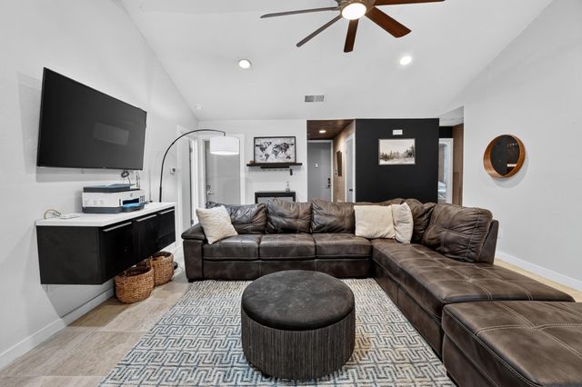 404 Las Cruces ST, Buda, TX 78610