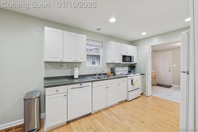 537 Andresen Court, Hazel Park, MI 48030