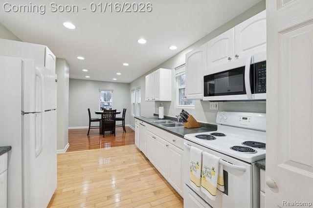 537 Andresen Court, Hazel Park, MI 48030