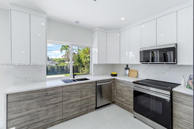 1840 NE 199th St, Miami, FL 33179