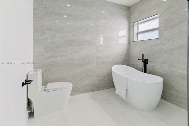 1840 NE 199th St, Miami, FL 33179