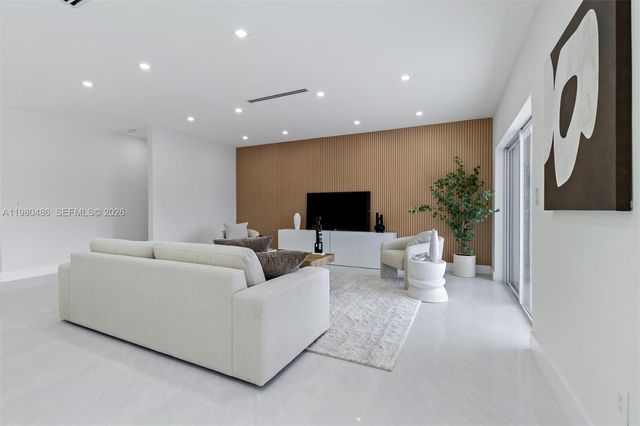 1840 NE 199th St, Miami, FL 33179