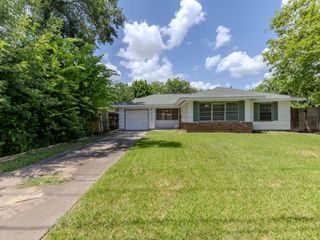 4710 Glenmont Street, Bellaire, TX 77401