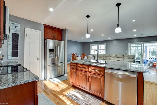 26 Meadow Creek DR, Newport News, VA 23608