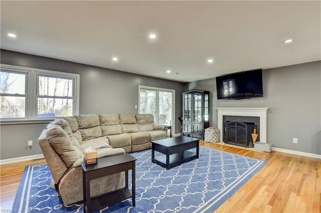 26 Meadow Creek DR, Newport News, VA 23608